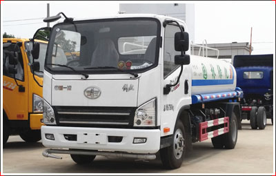 解放虎V5吨洒水车